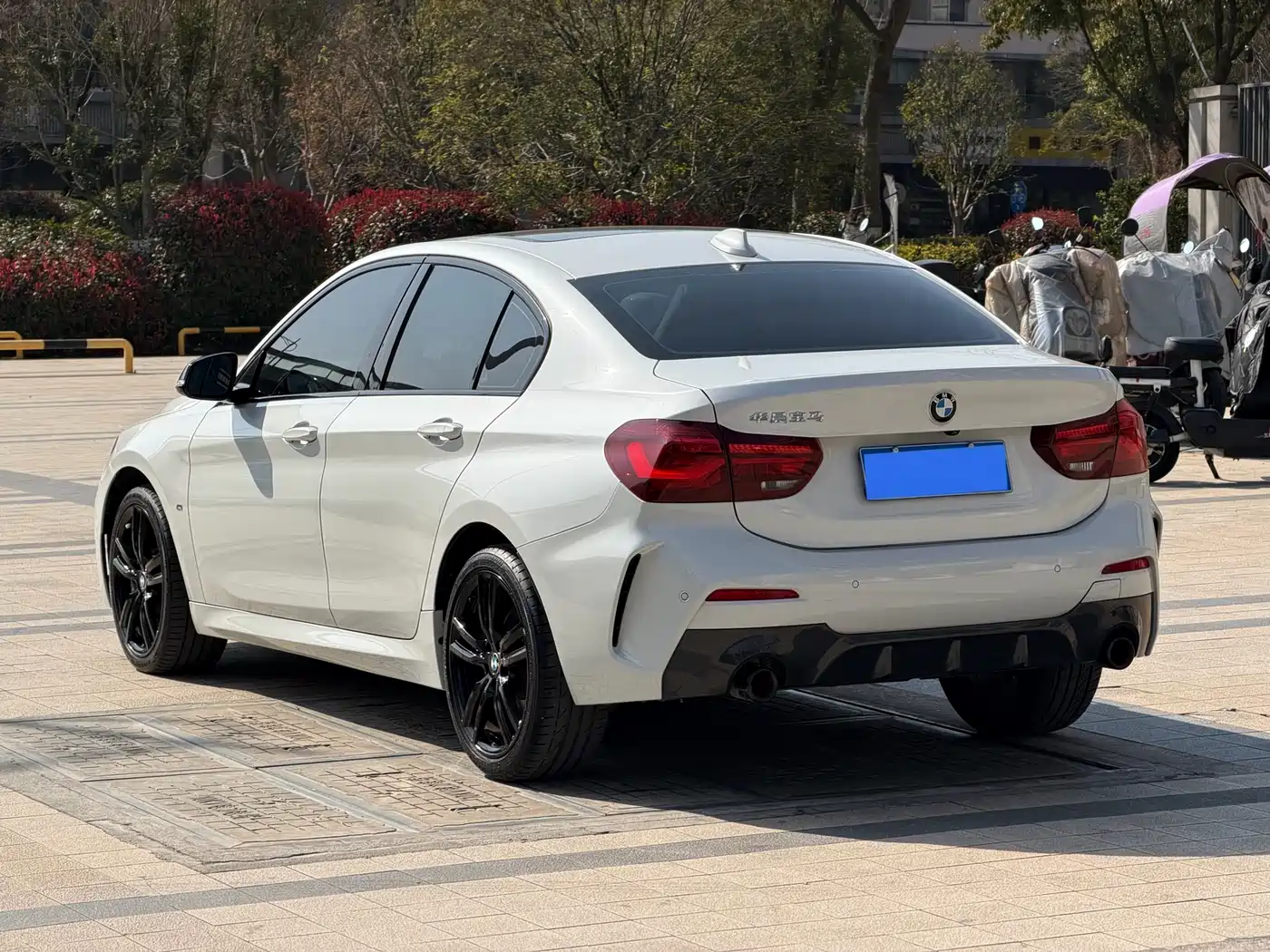 BMW 1 Series 2023 125i M Sport Shadow Edition фото 4
