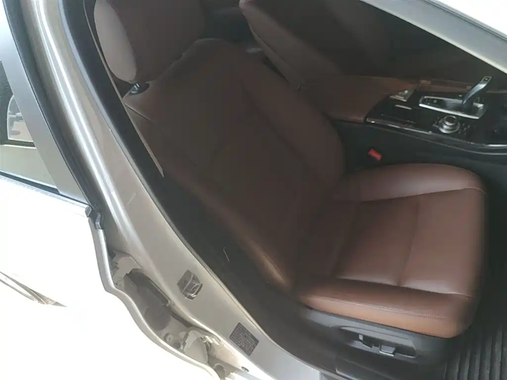 BMW 5 Series 2014 520Li Elegance фото 25