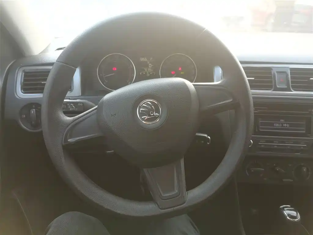 Škoda Skoda Rapid Spaceback 2014 1.6L Automatic Joy Edition фото 11