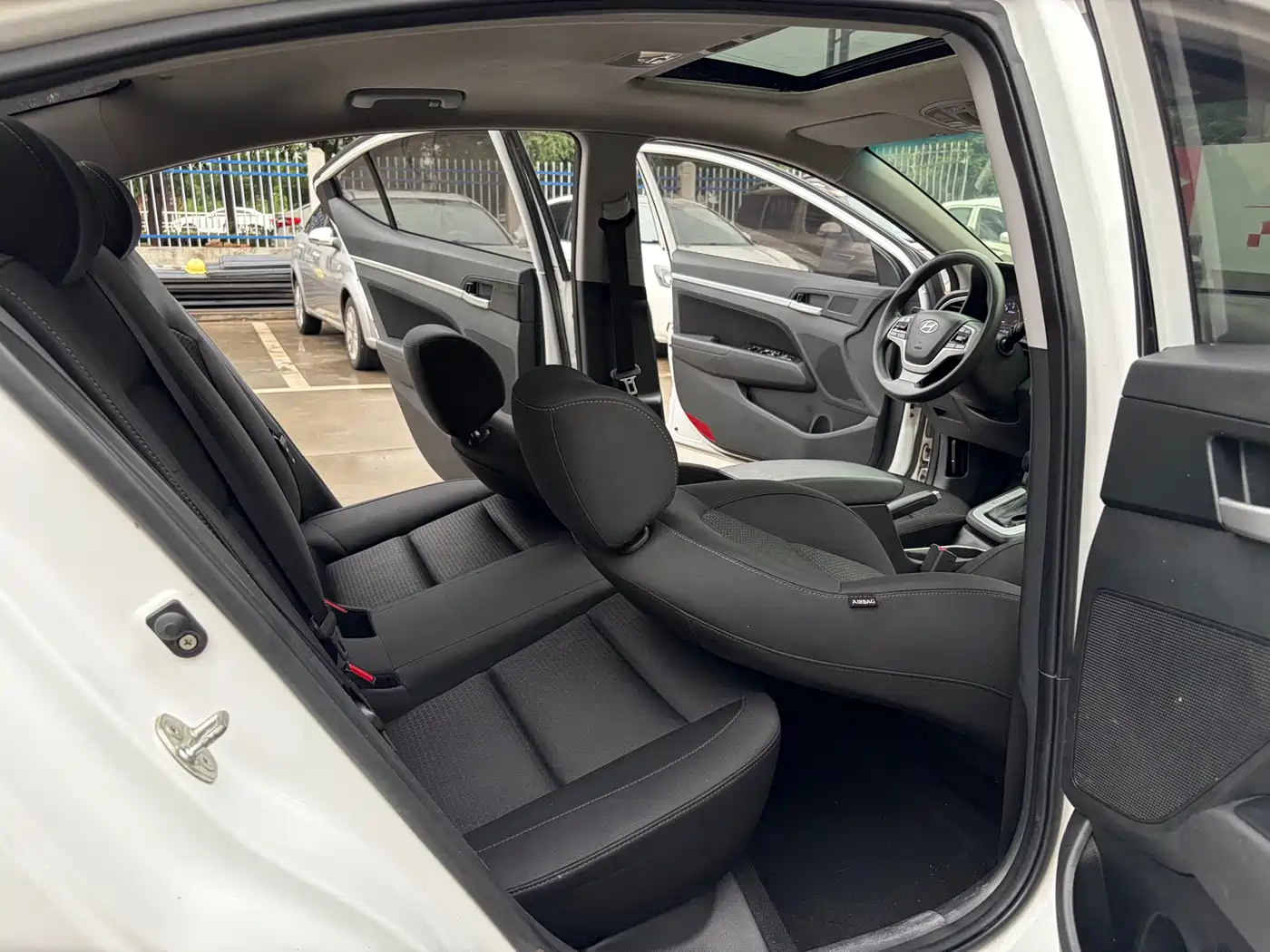 Hyundai Elantra 2018 1.6L Automatic 15th Anniversary Special Edition фото 7