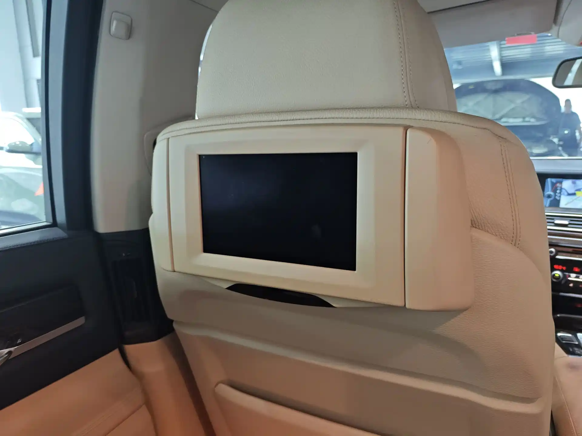Фото 16 - BMW 7 Series