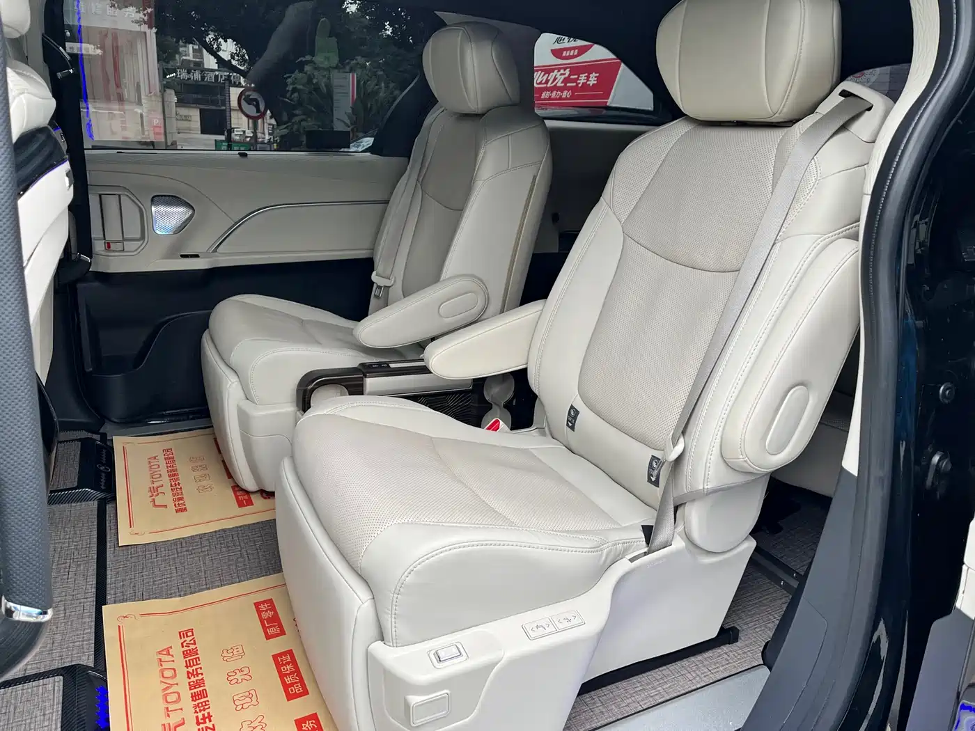 Toyota Sienna 2024 2.5L Hybrid 4WD Premium Edition фото 4