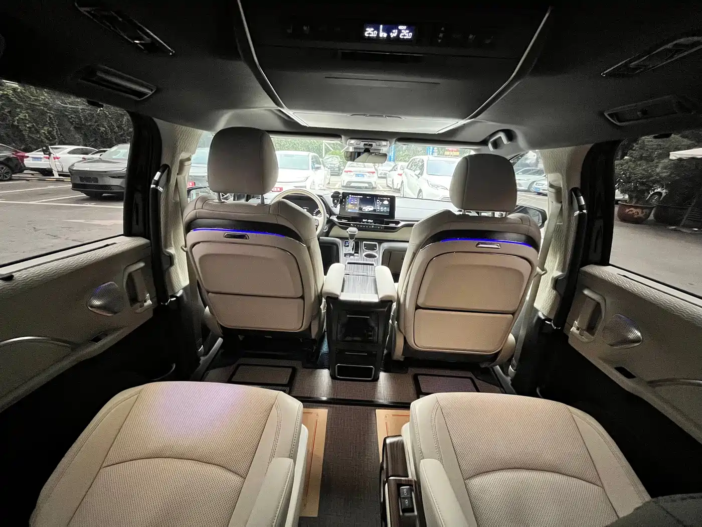 Toyota Sienna 2024 2.5L Hybrid 4WD Premium Edition фото 6