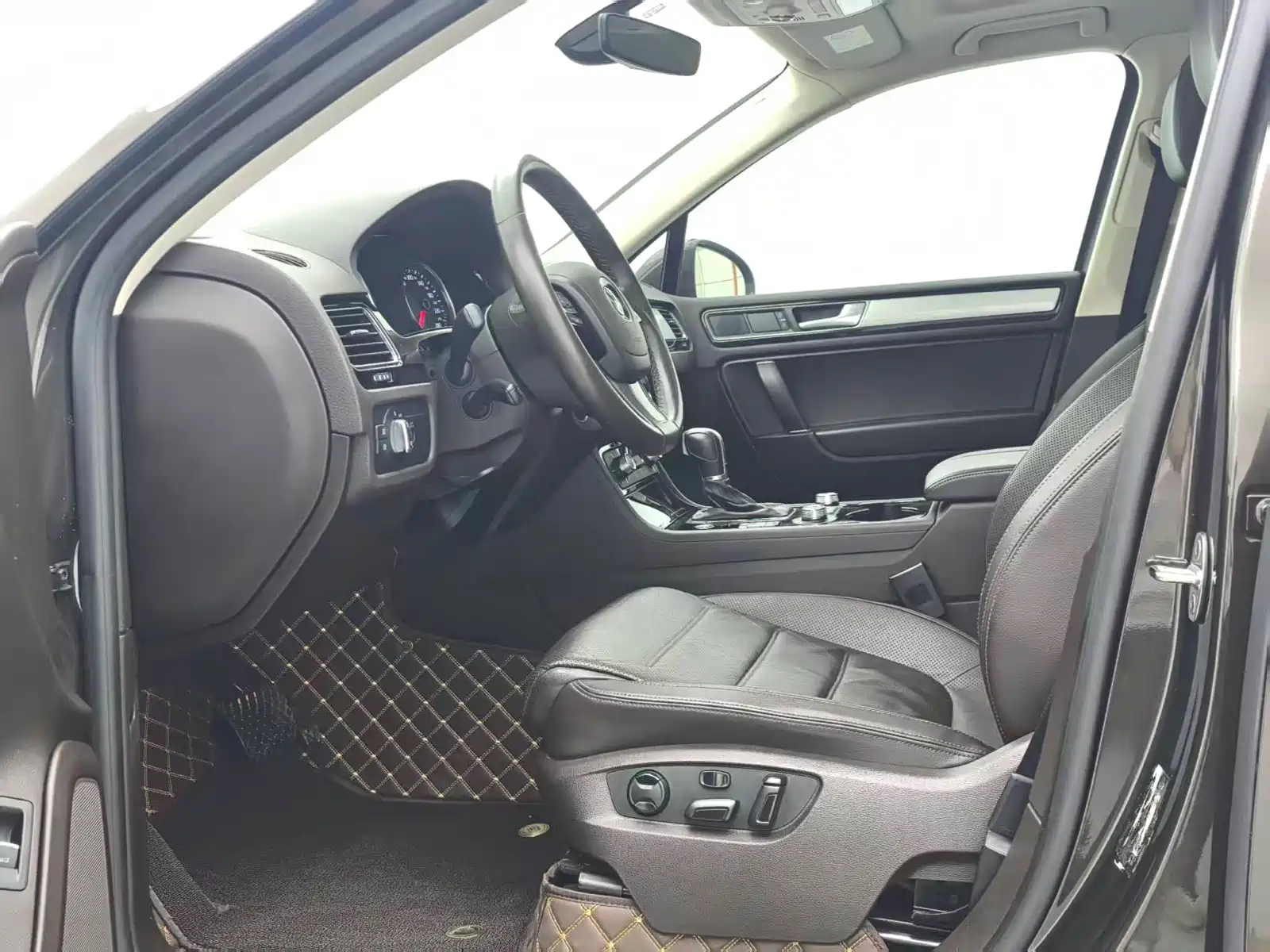 Фото 8 - Volkswagen Touareg