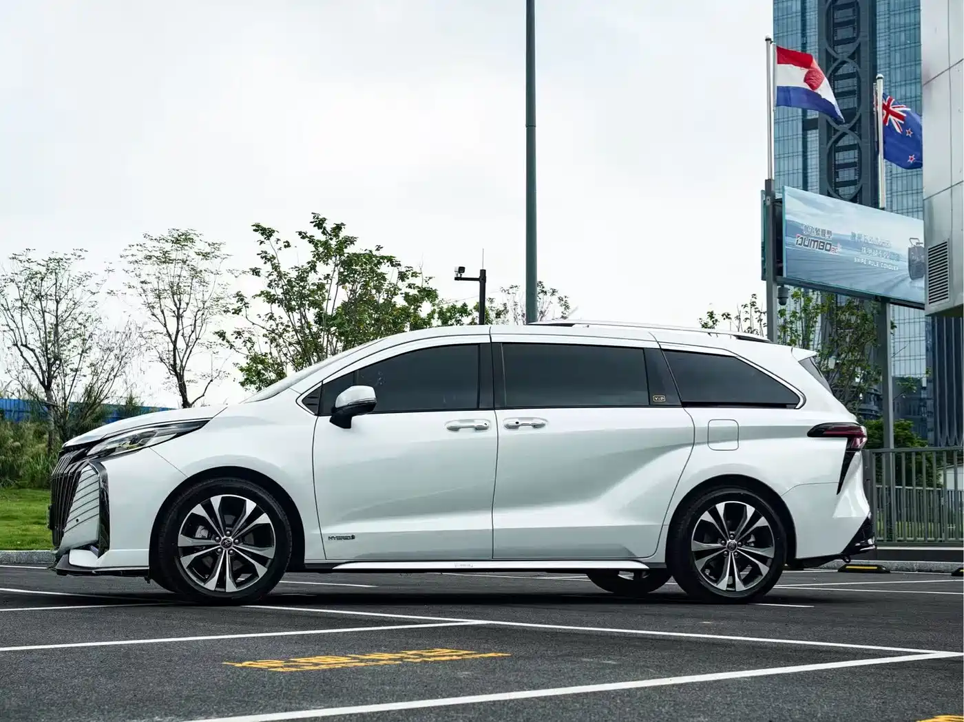 Toyota Granvia 2023 2.5L Hybrid Flagship VIP Edition фото 3