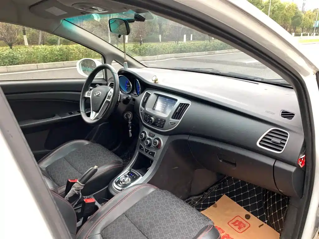 Cowin Kaiyi C3 2015 2015 1.5L AMT Gold Diamond Edition
