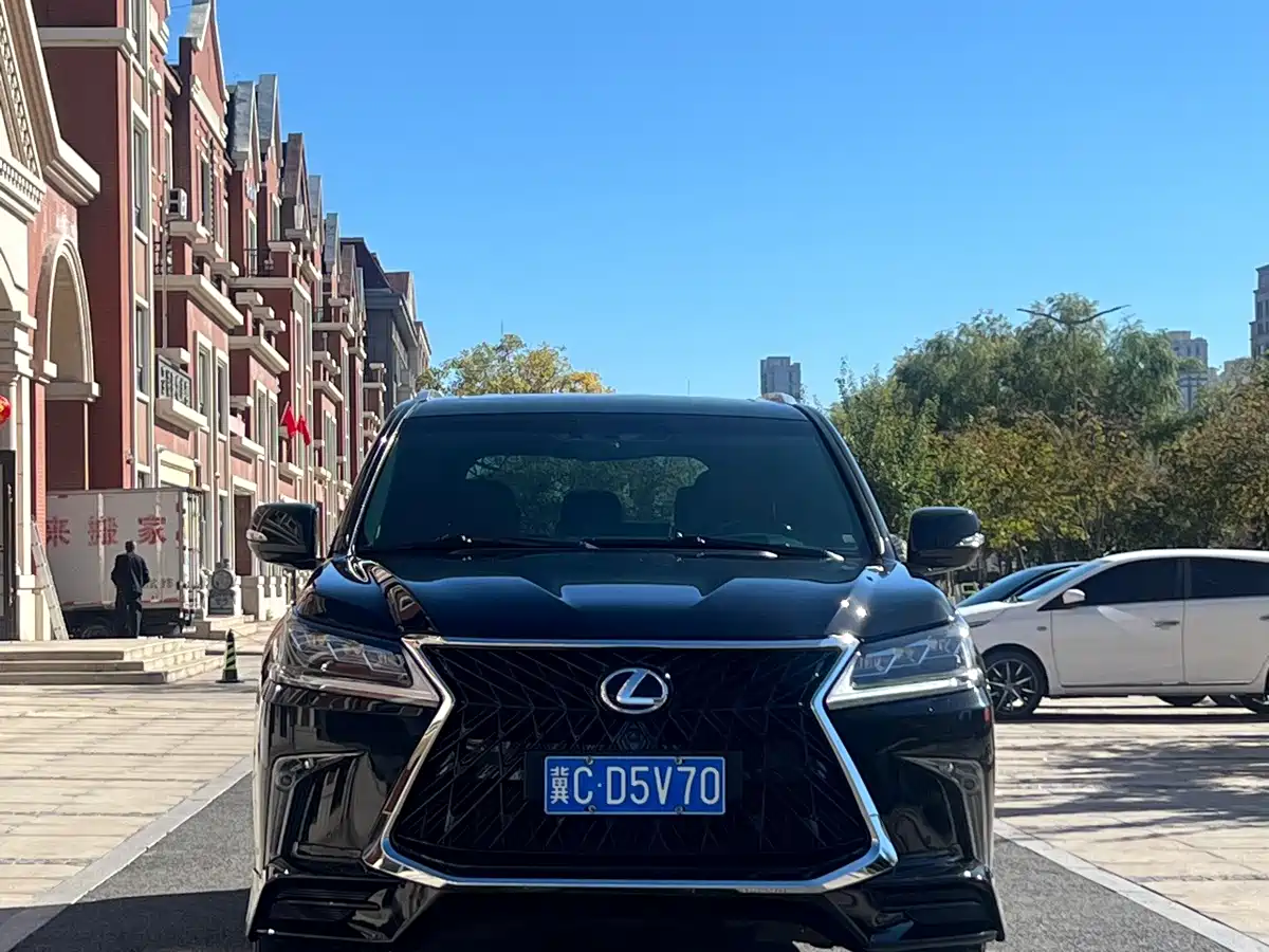 Фото 2 - Lexus LX