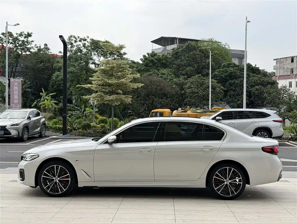 BMW 5 Series 2022 Model Second Facelift 530Li Leading M Sport Package фото 27