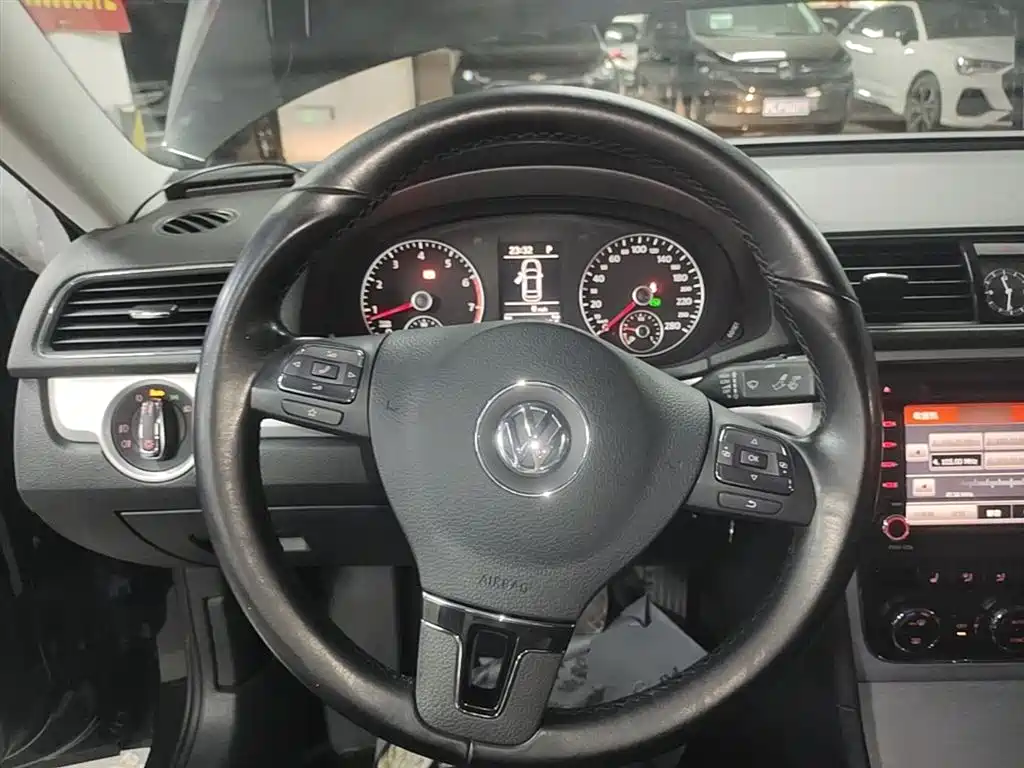 Volkswagen Passat 2015 1.8TSI DSG Honor Edition фото 10