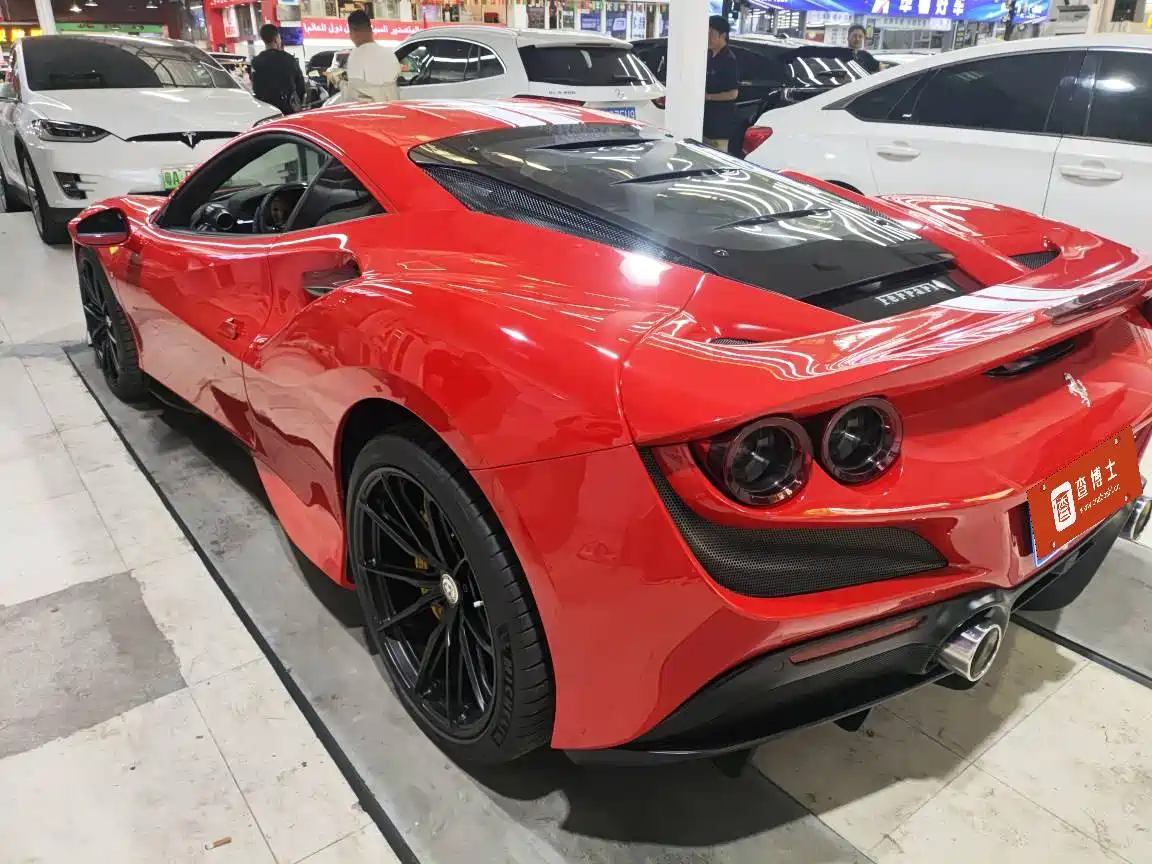 FERRARI F8