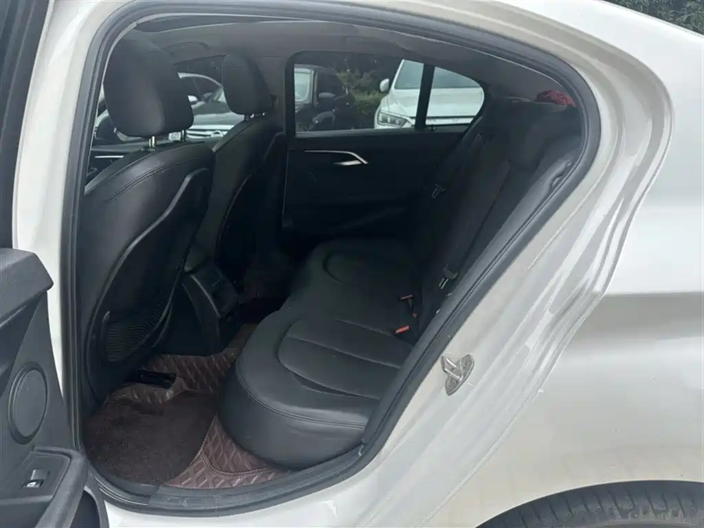BMW 1 Series 2017 118i Sport фото 12