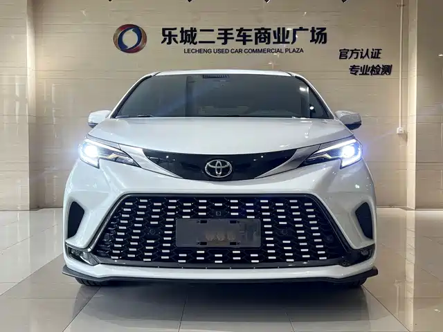 Toyota Granvia 2024 2.5L Hybrid Premium PLUS — фото 2