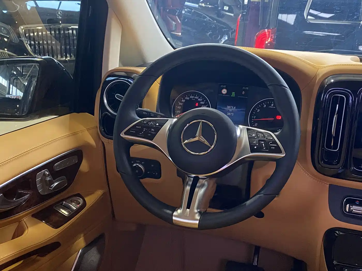 Mercedes-Benz Vito 2024 2.0T Business 7-Seater фото 8