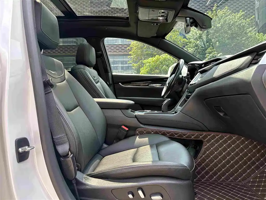 Photo 6 - Cadillac XT5