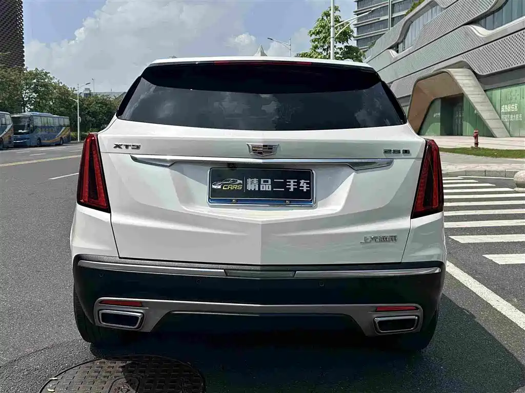 Photo 8 - Cadillac XT5