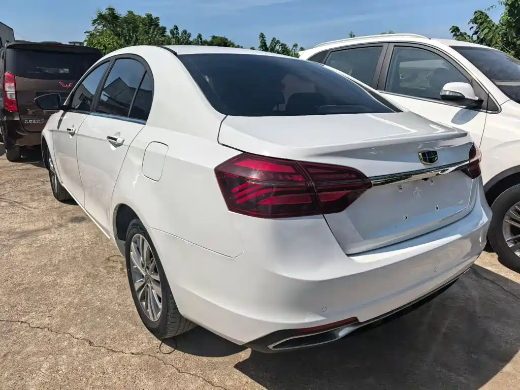 Фото 4 - Geely Emgrand