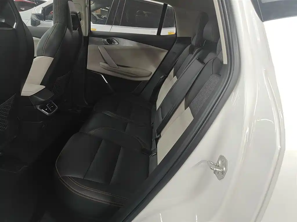 Lynk & Co 06 EM-P 2020 PHEV Plus фото 13
