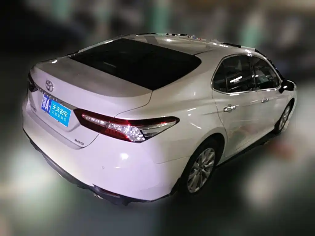 Фото 2 - Toyota Camry