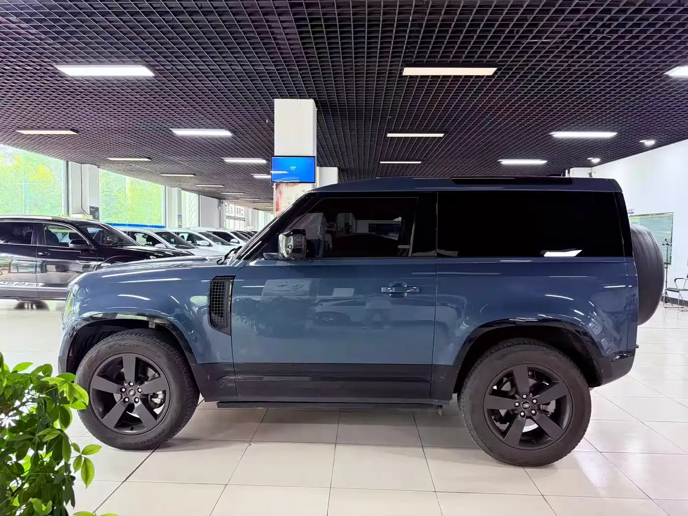Photo 3 - Land Rover Defender