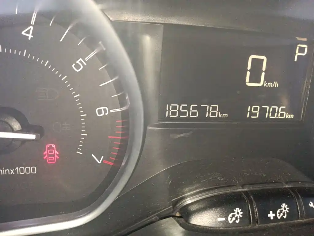 Photo 8 - Peugeot 2008