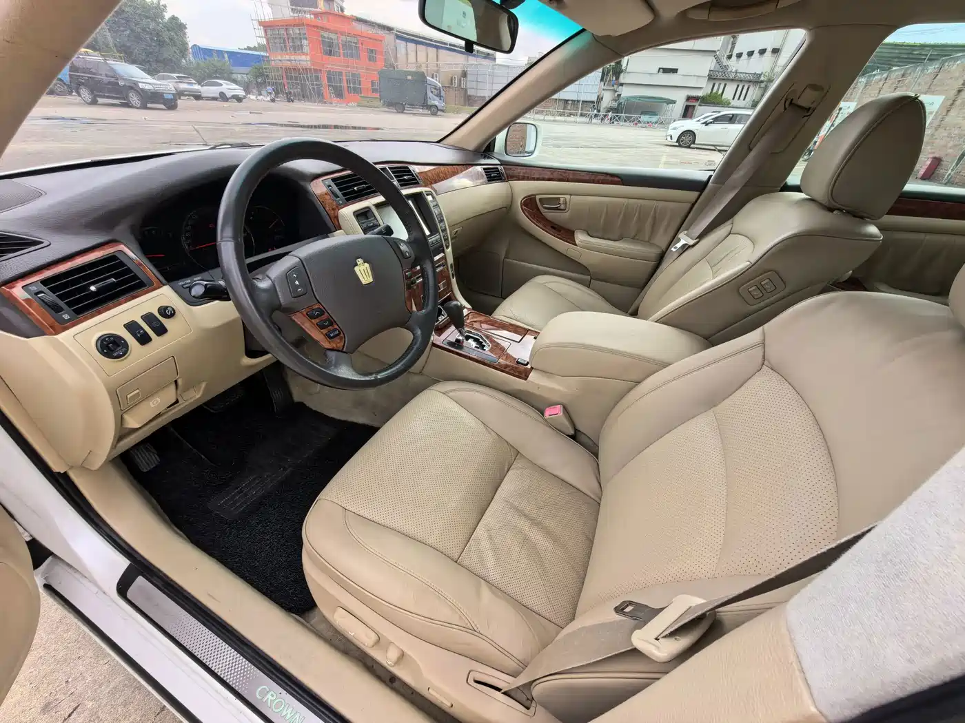 Photo 9 - Toyota Crown