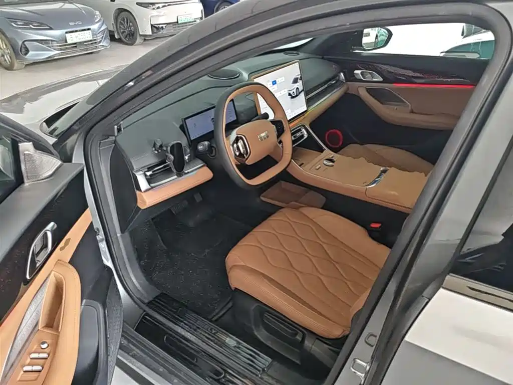 Geely Galaxy Galaxy A7 2025 EM-i 150km Long Voyage Edition фото 16