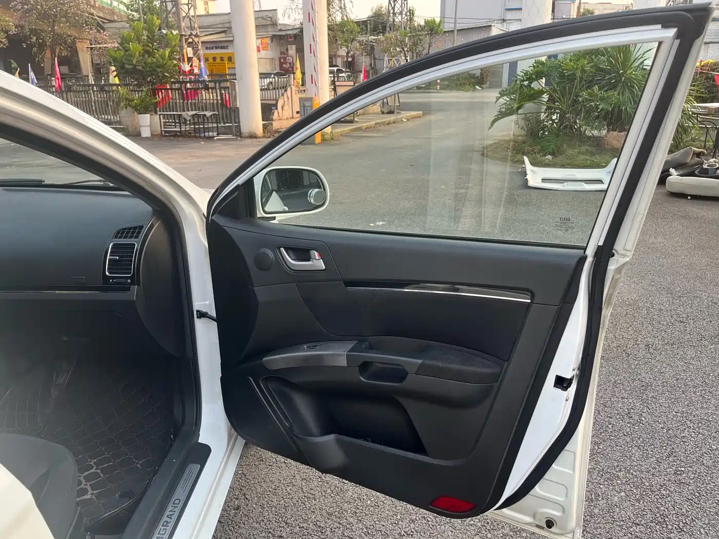 Geely Classic Emgrand 2014 2013 Hatchback 1.5L Manual Progressive