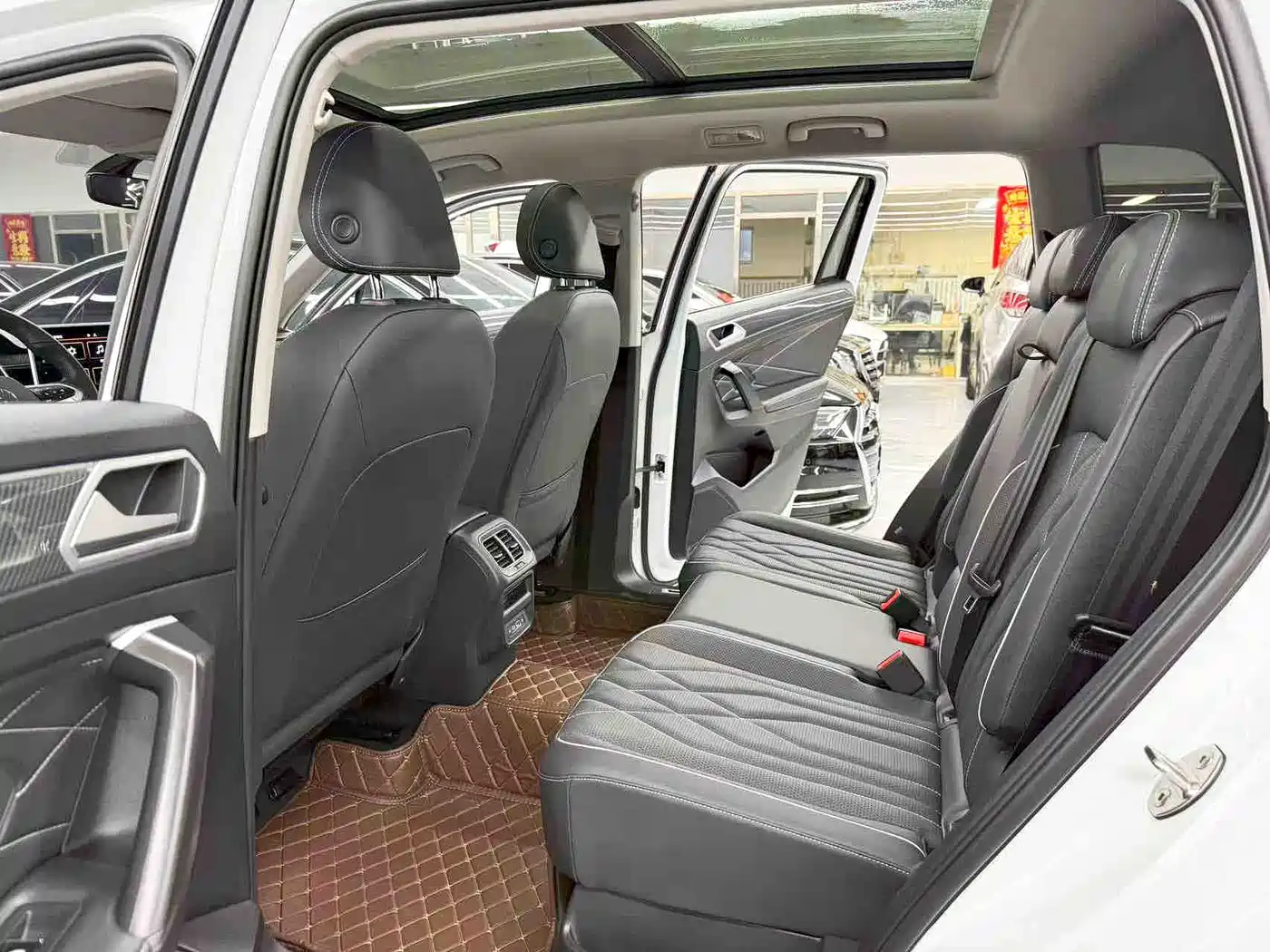 Volkswagen Tiguan L 2024 330TSI Automatic 2WD R-Line Premium Enjoyment Edition фото 8