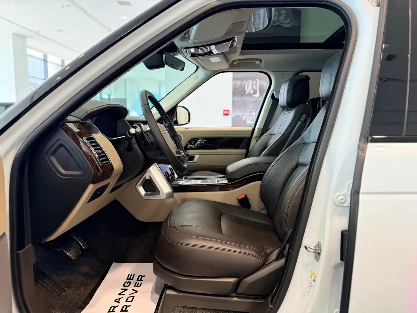 Land Rover Range Rover 2020 3.0 L6 Heritage Extended Edition фото 6