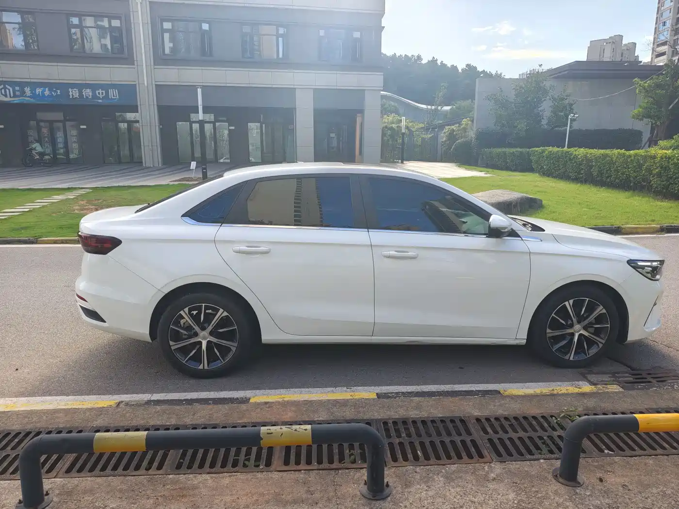 Фото 8 - Geely Emgrand