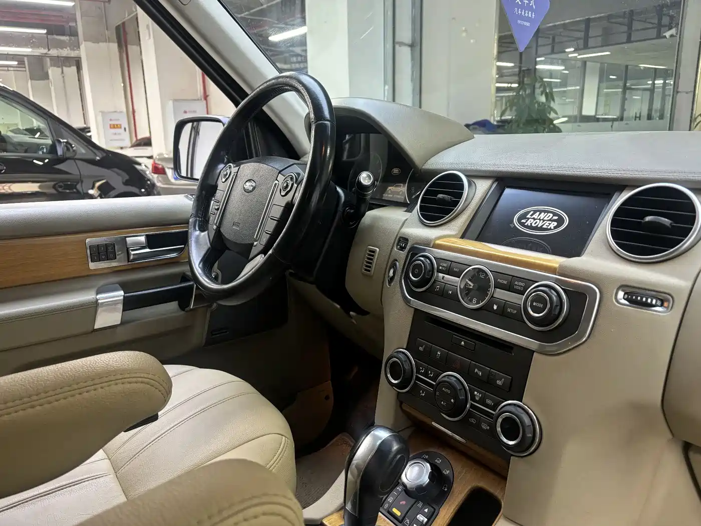 Land Rover Discovery 2012 5.0 V8 SE фото 14