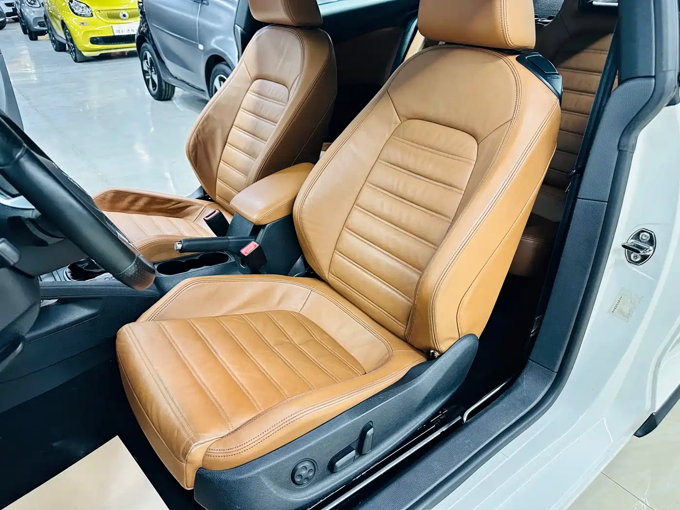 Volkswagen Scirocco 2010 2.0TSI Luxury Edition фото 21