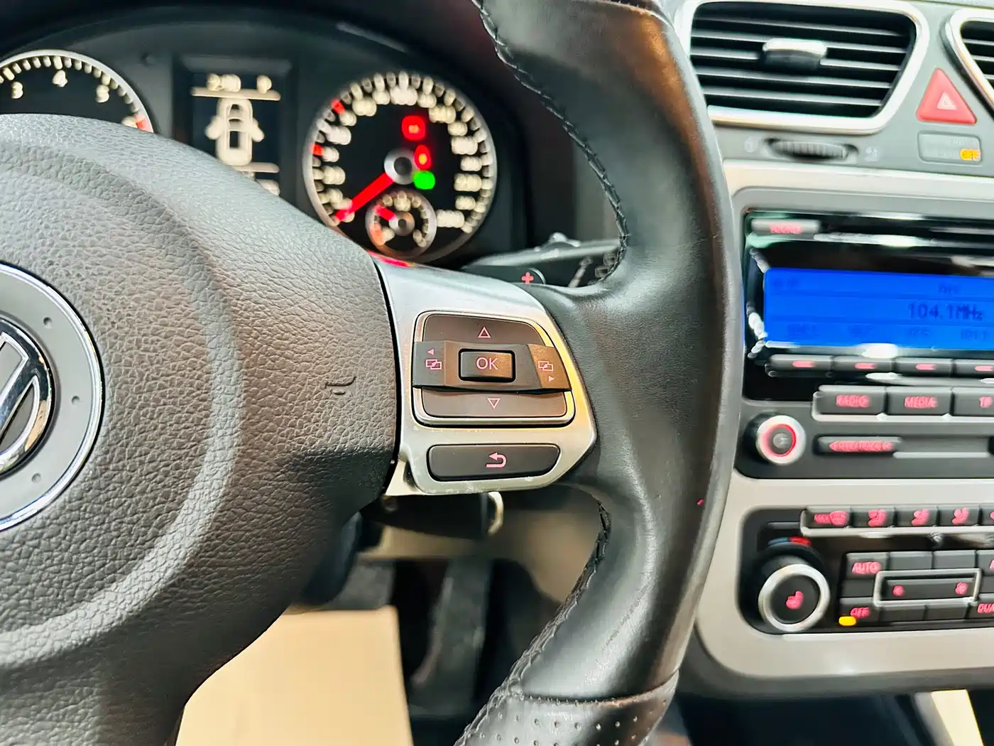 Volkswagen Scirocco 2010 2.0TSI Luxury Edition фото 40