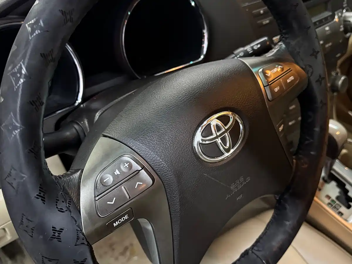 Toyota Highlander 2011 2.7L 2WD 7-seat Luxury фото 15