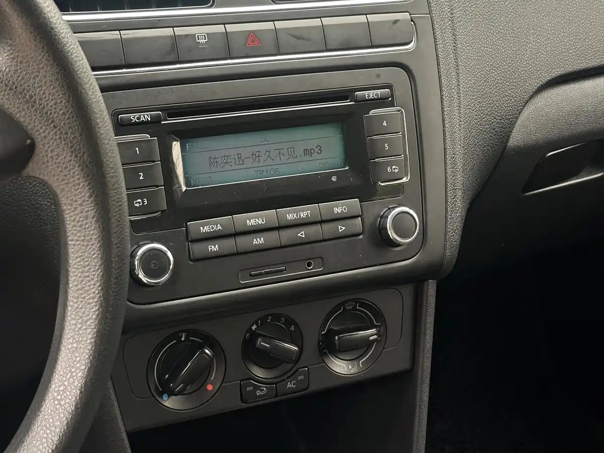 Volkswagen Polo 2011 1.6L Automatic Style Edition фото 21