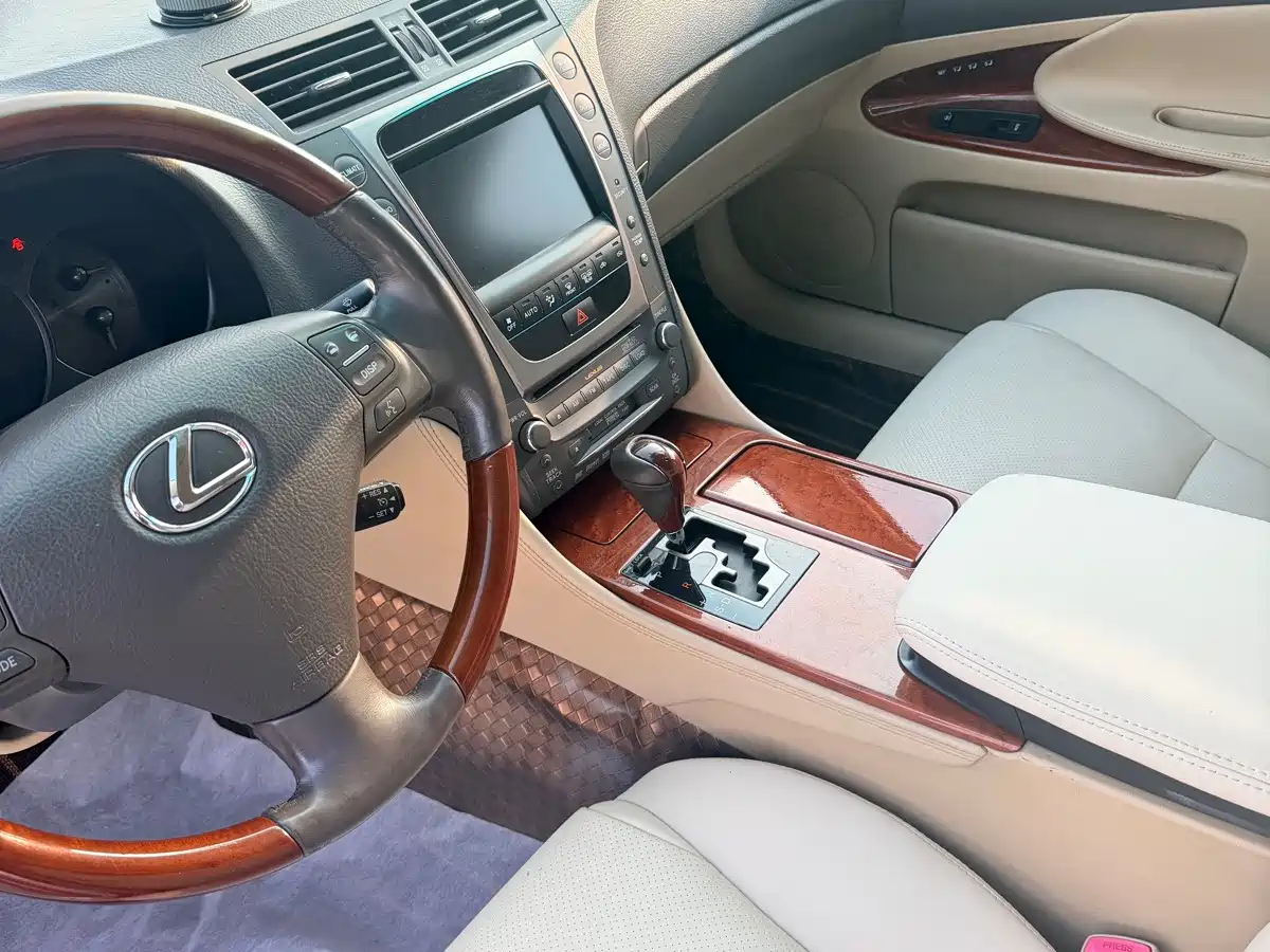 Photo 10 - Lexus GS