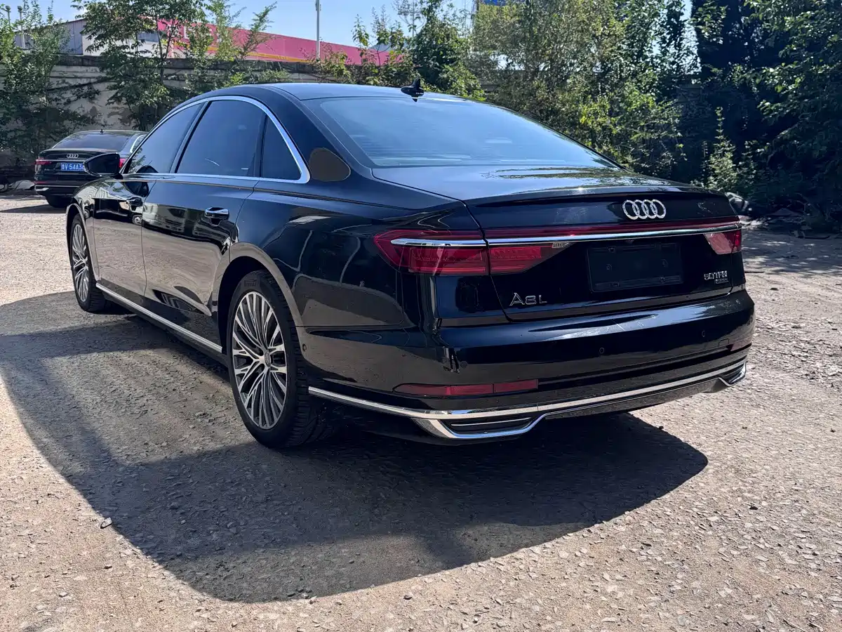 Photo 7 - Audi A8