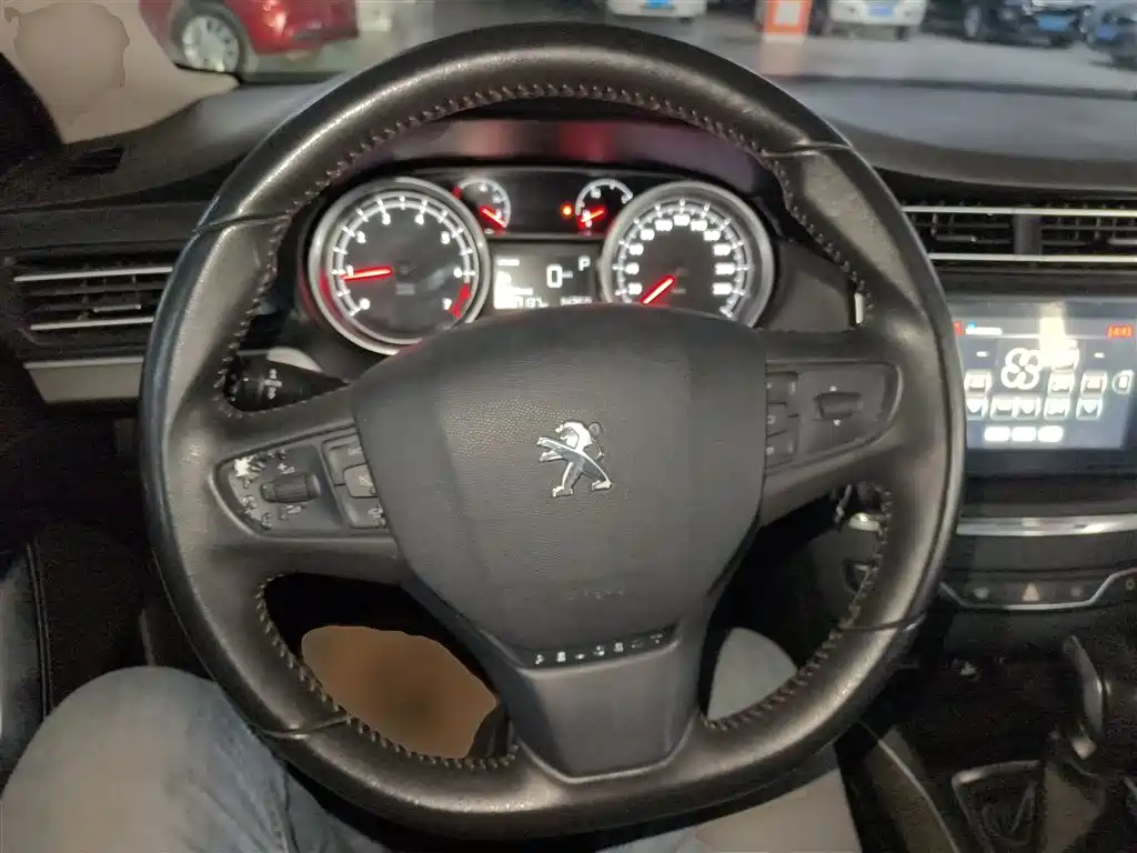 Peugeot 408 2015 Model 1.2T Automatic Luxury Edition фото 4
