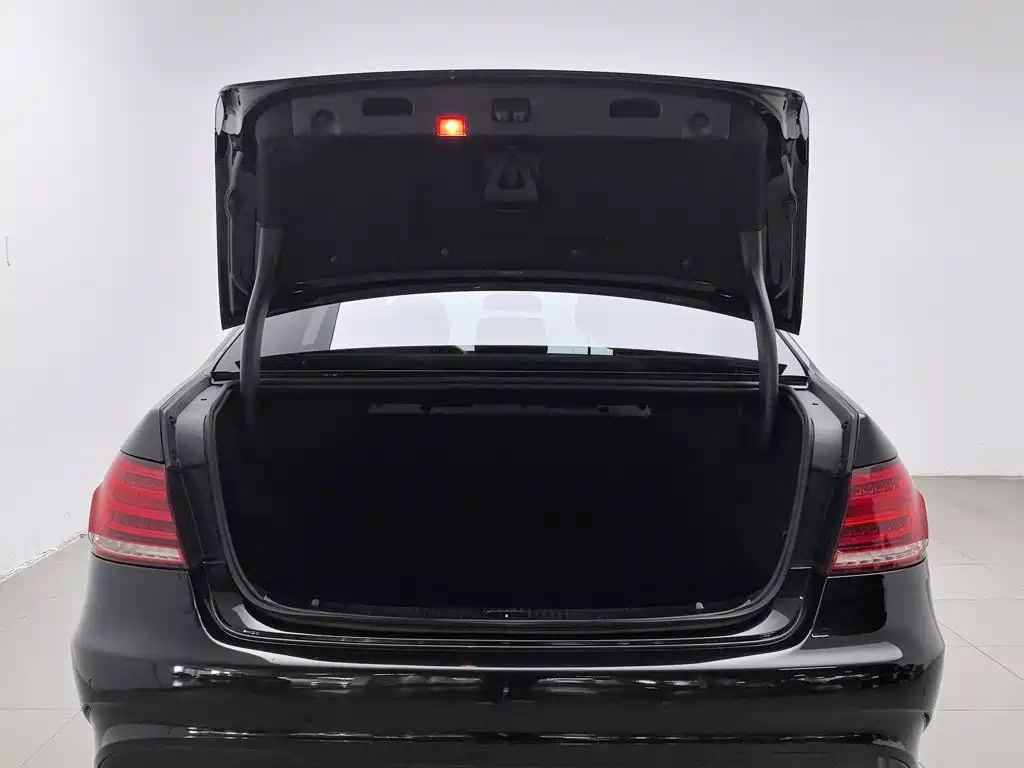 Фото 16 - Mercedes-Benz E-Class