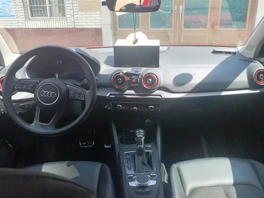 AUDI Q2L E TRON