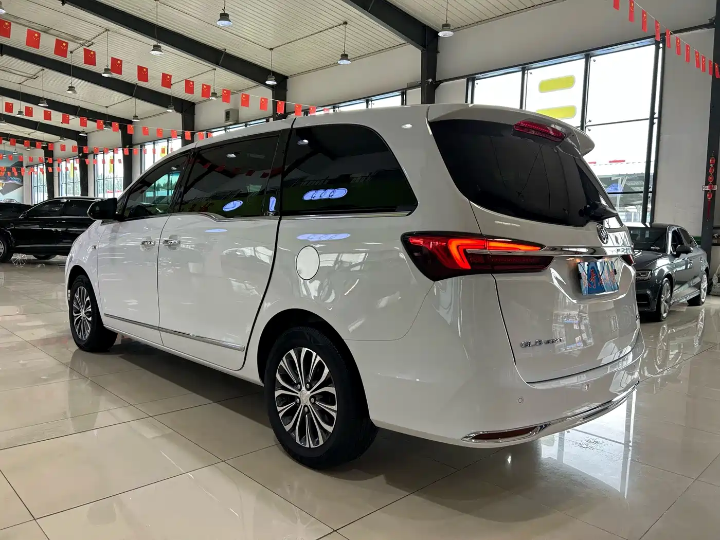 Photo 7 - Buick GL8