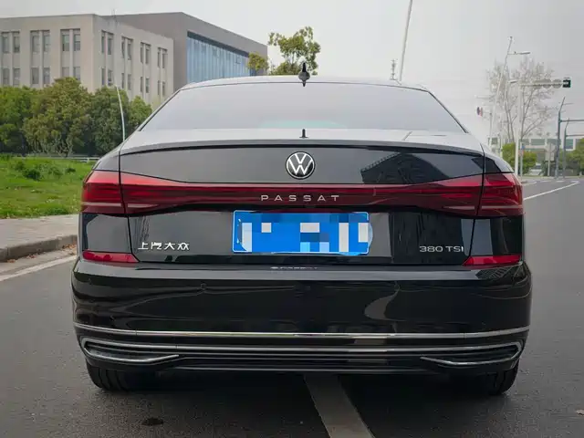 Volkswagen Passat 2024 380TSI Elite Edition — фото 4
