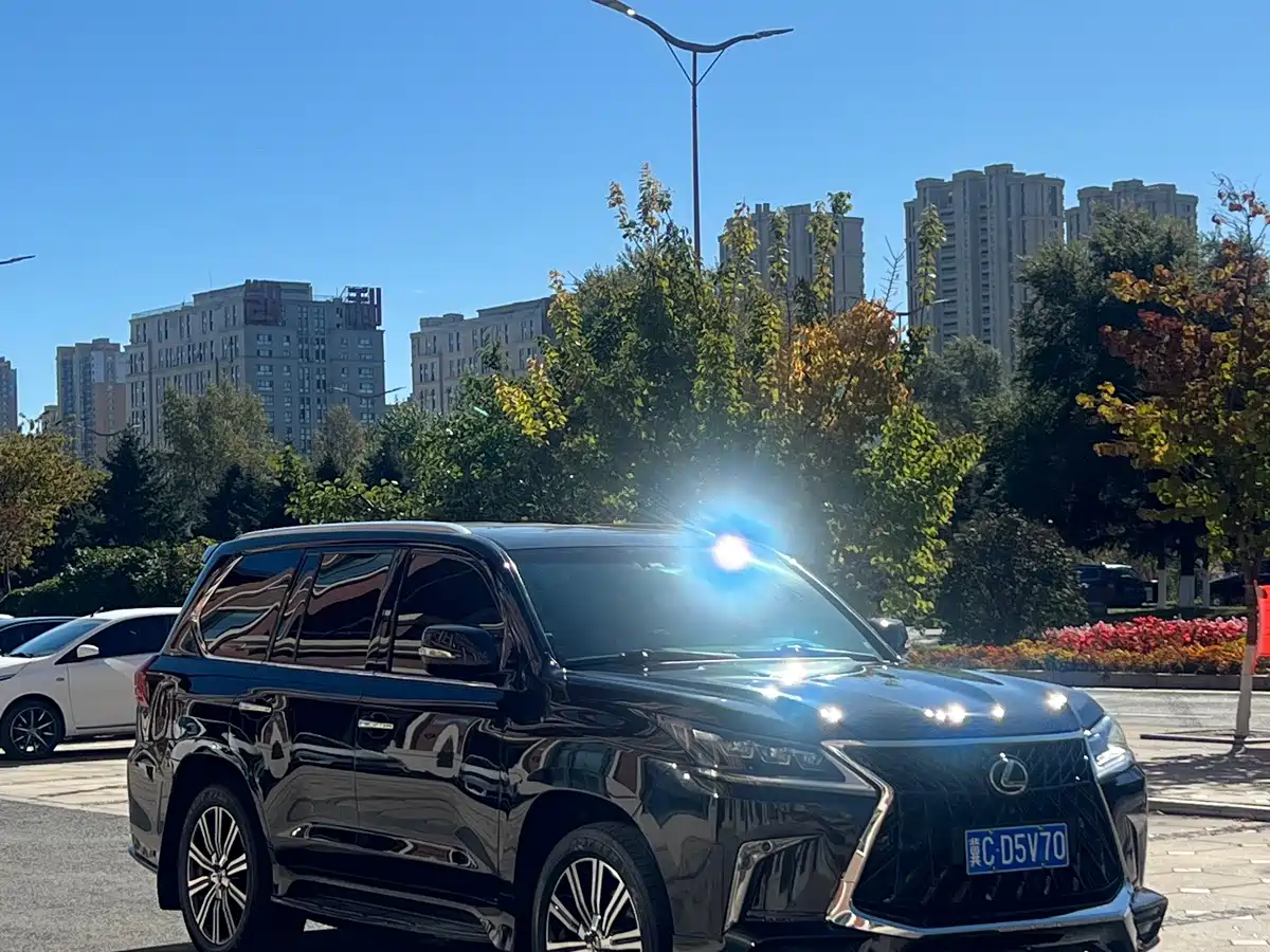 Фото 3 - Lexus LX