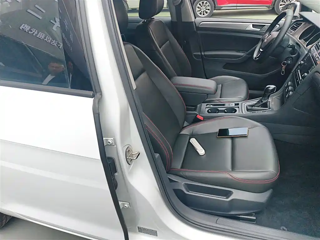 Volkswagen Golf 2016 1.6L Automatic Fashion фото 25