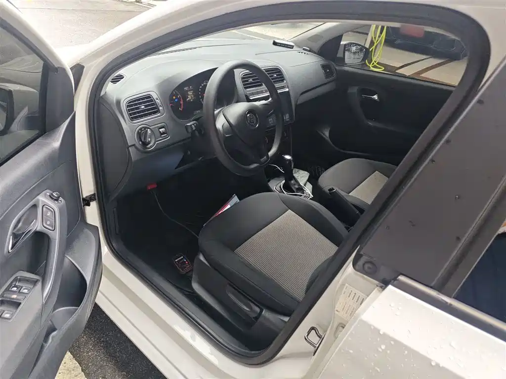 Volkswagen Polo 2016 1.4L Automatic Trend фото 15
