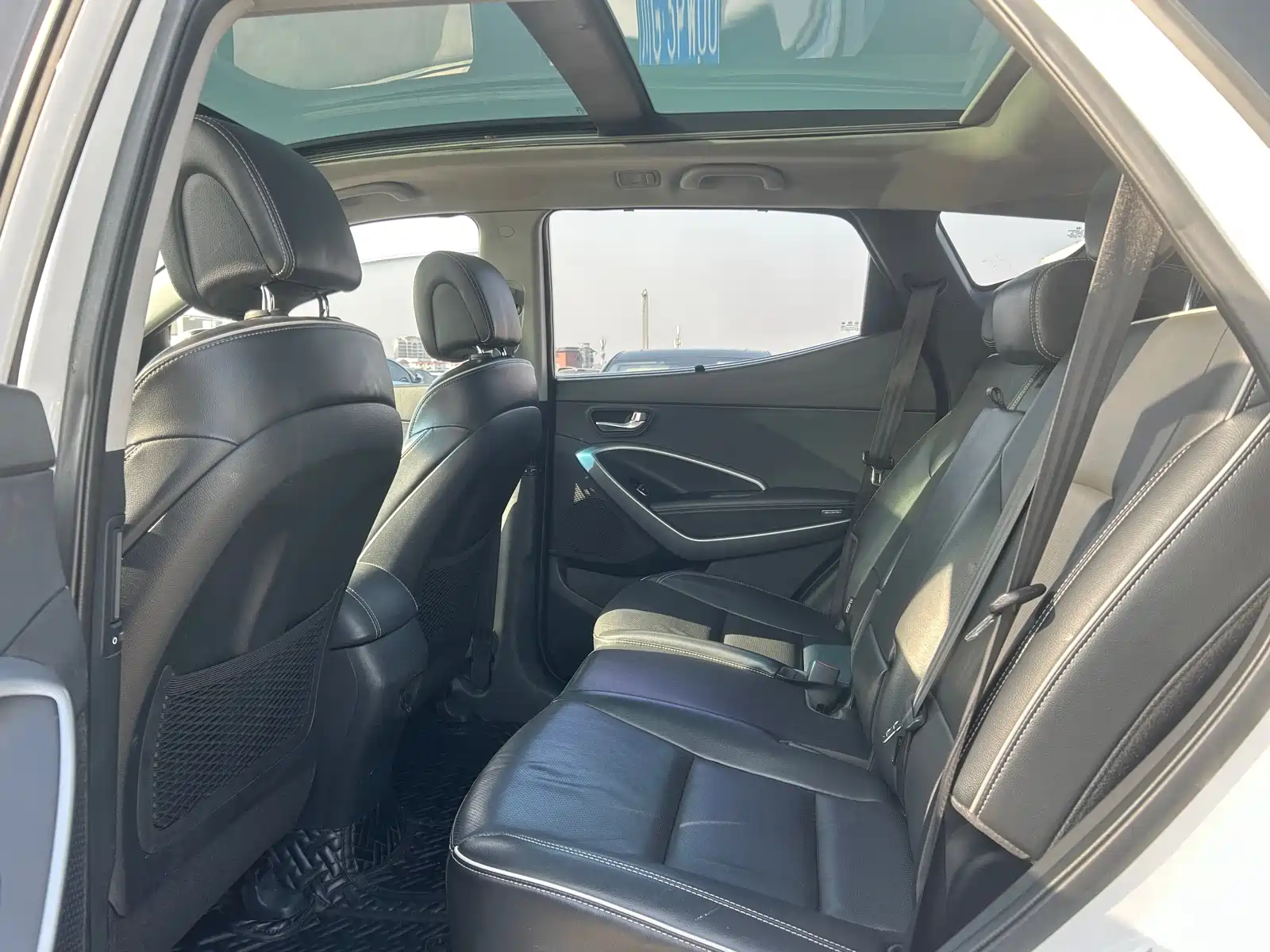 Photo 9 - Hyundai Santa Fe