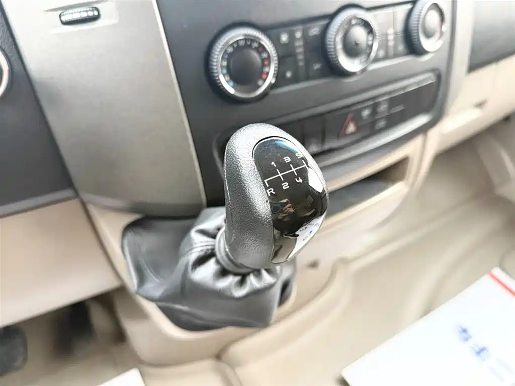 Mercedes-Benz Sprinter 2012 2.1T Zunlv Medium Wheelbase Edition фото 11