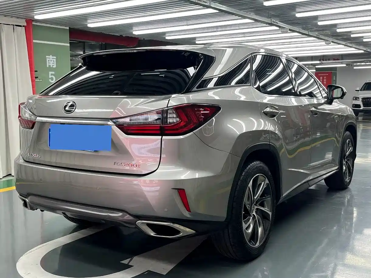 Фото 4 - Lexus RX
