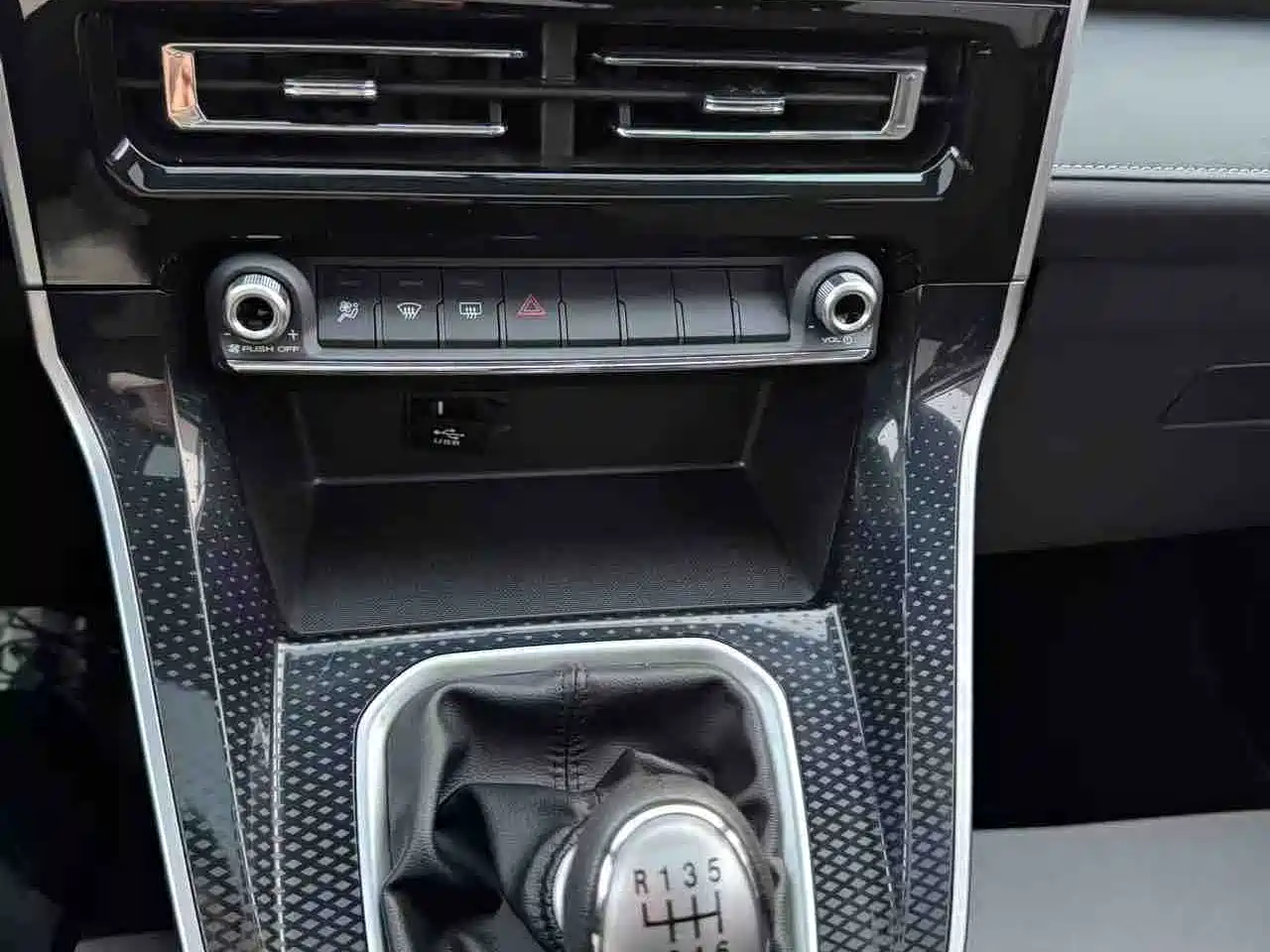 Haval M6 2023 PLUS 1.5T Manual Luxury Smart Connect фото 17