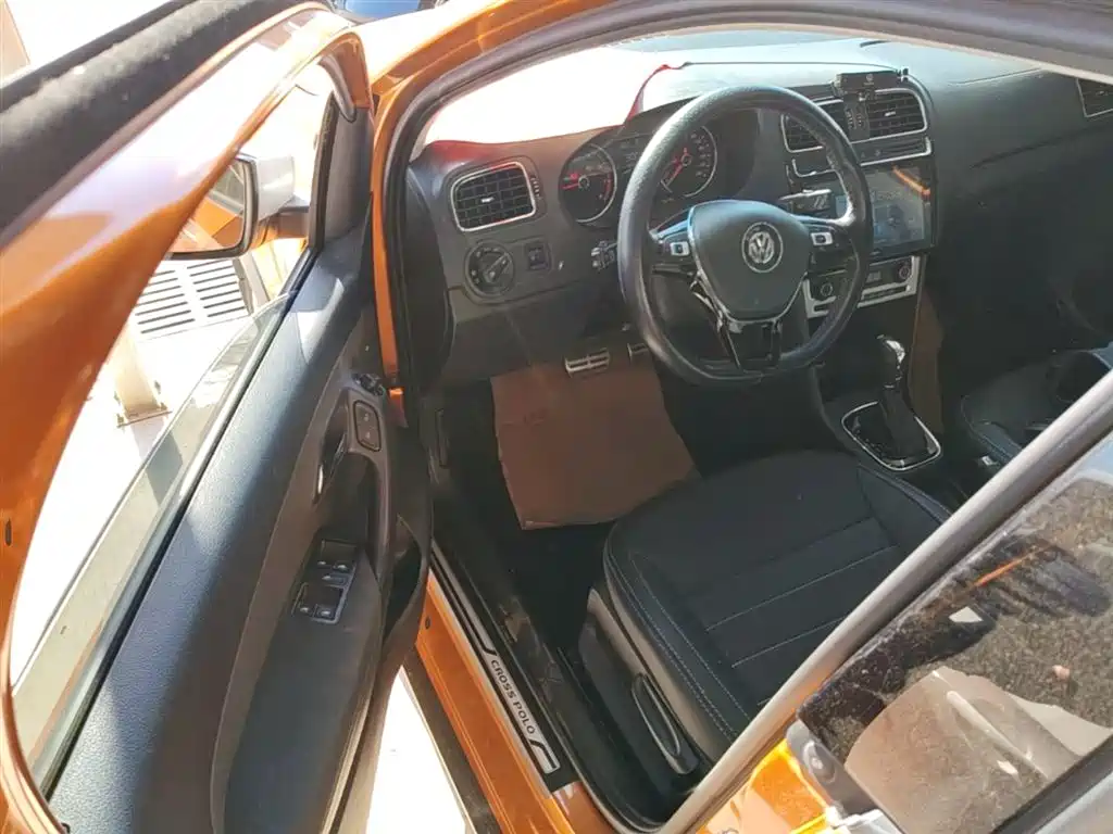 Volkswagen Polo 2016 1.6L Cross Polo Automatic фото 16